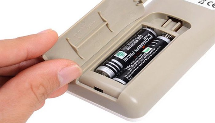 Nguyên nhân điều hòa Funiki không nhận khiển: Pin yếu, hết pin