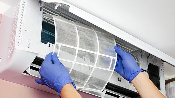 Tháo và vệ sinh tấm lọc điều hoà trên dàn lạnh điều hoà Funiki