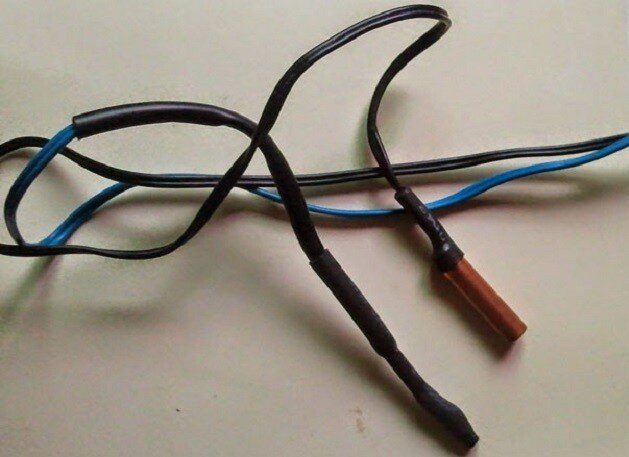 Máy lạnh Funiki báo lỗi E5 do giắc cắm cảm biến bị lỏng
