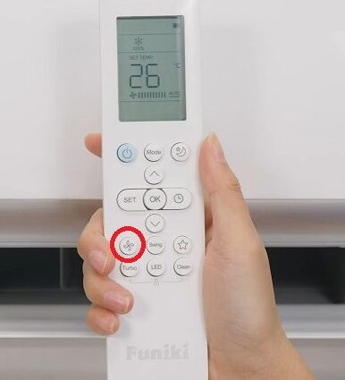 Nhấn vào biểu tượng 4 cánh quạt trên điều hòa Funiki để sử dụng chế độ quạt