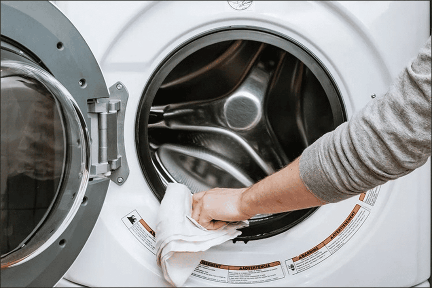 Vệ sinh cửa máy giặt 